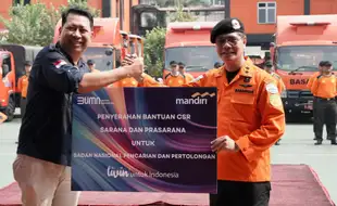 Bank Mandiri Serahkan Bantuan ke Basarnas dan Bentuk Tim Emergency Response