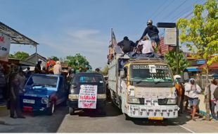 Demo Memanas, Warga Gembok hingga Lempari Botol Kantor Desa Munggur