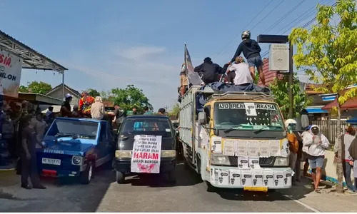 Demo Memanas, Warga Gembok hingga Lempari Botol Kantor Desa Munggur