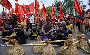 Aksi Hari Tani Nasional di Depan Gedung DPR