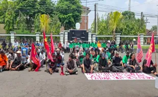 Sumber Air Dimonopoli Hingga Alami Krisis Air, Ratusan Petani di Karanganyar Demo