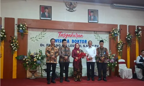 Guru Biologi SMAN 1 Karanganyar Raih Gelar Doktor Predikat Cumlaude