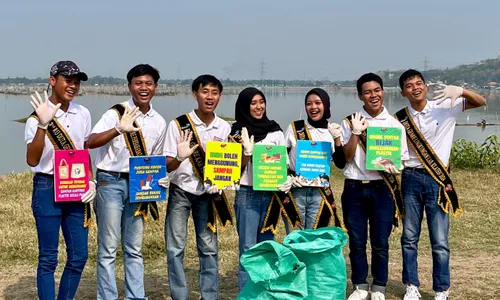 Generasi Z Bersih-bersih Taman Nyi Ageng Rakit Rawa Jombor Klaten