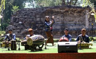 Pertunjukan Musik Perkusi oleh Pelajar di Candi Tegowangi Kediri