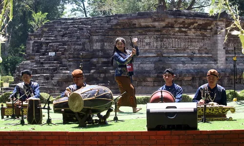 Pertunjukan Musik Perkusi oleh Pelajar di Candi Tegowangi Kediri