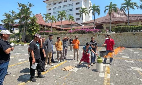 70 Karyawan The Sunan Hotel Solo Ikuti Training Pemadam Kebakaran