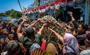 Ribuan Warga Ngalap Berkah Berebut Gunungan Grebeg Maulud Keraton Solo