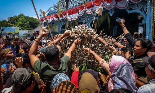 Ribuan Warga Ngalap Berkah Berebut Gunungan Grebeg Maulud Keraton Solo