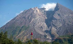 Aksi Turis Asing Jajal Olahraga Ekstrem Highline di Kalitalang Klaten