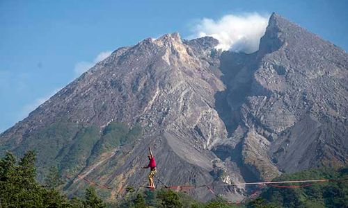 Aksi Turis Asing Jajal Olahraga Ekstrem Highline di Kalitalang Klaten