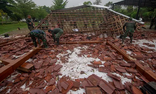 Bangunan Joglo di Gemblegan Klaten Ambruk Diterjang Hujan dan Angin Kencang