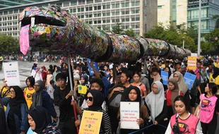 Peringati World Cleanup Day, Aktivis Gelar Aksi Peduli Lingkungan di CFD Jakarta