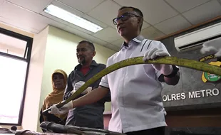 Polisi Tunjukkan Barang Bukti Terkait Kasus Temuan 7 Jenazah di Kali Bekasi