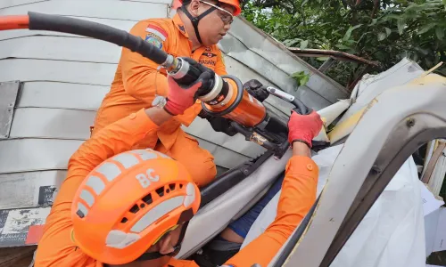 Tabrak Pohon di Pinggir Jalan Gunungkidul, Sopir Mobil Box Asal Banyumas Meninggal di Lokasi