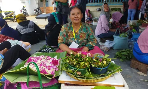 Dipercaya Bikin Awet Muda, Kinang Laris Manis Dibeli Pengunjung Sekaten Solo