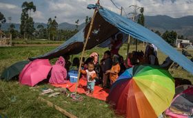 Dampak Gempa, Warga Kertasari Bandung Mengungsi di Tenda Darurat