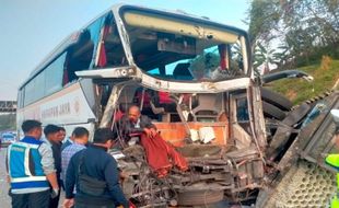 Sopir Ngantuk, Bus Harapan Jaya Tabrak Truk di Tol Batang, 6 Orang Luka-luka