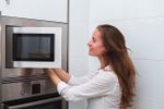 Begini Tips Mudah dan Efektif Membersihkan Microwave