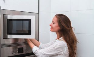 Begini Tips Mudah dan Efektif Membersihkan Microwave