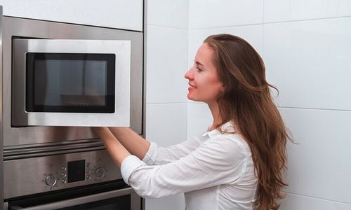 Begini Tips Mudah dan Efektif Membersihkan Microwave