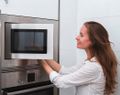 Begini Tips Mudah dan Efektif Membersihkan Microwave