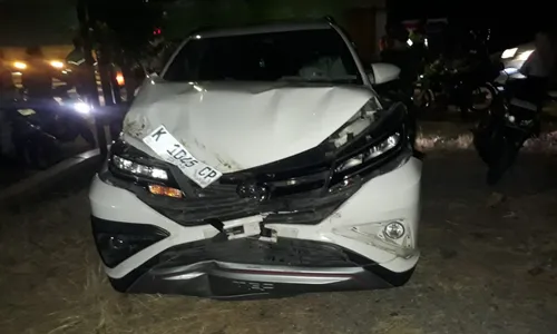 Mobil Tabrak Pohon Tumbang di Kalijambe Sragen, Warga Grobogan Ini Shock