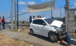 KA Argo Anggrek Sambar Mobil di Perlintasan Sebidang Cilosari Semarang