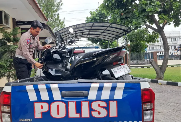 Sepeda Motor Seruduk Mobil di Depan Polres Boyolali, 1 Orang Dibawa ke RS