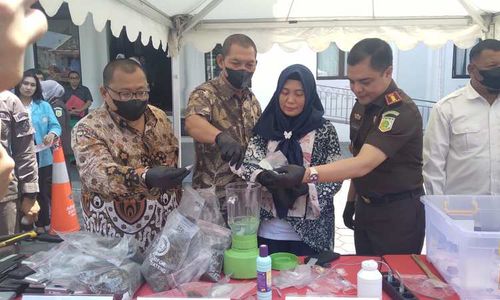 Ada Senjata Tajam hingga Narkoba, Kejari Solo Musnahkan Barang Bukti Kejahatan