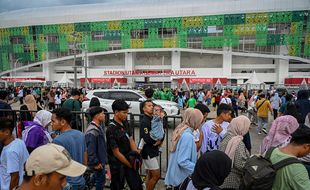 Antusias Saksikan Penutupan PON XXI, Warga Padati Stadion Utama Sumut