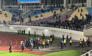 Turun ke Lapangan karena Kecewa Persis Kalah, Sejumlah Suporter Dihalau Petugas