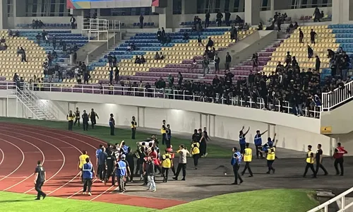 Turun ke Lapangan karena Kecewa Persis Kalah, Sejumlah Suporter Dihalau Petugas