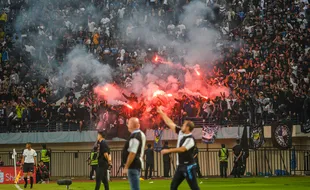 Laga Persib Vs Persija Diwarnai Kericuhan, Suporter Serang Steward & Nyalakan Flare