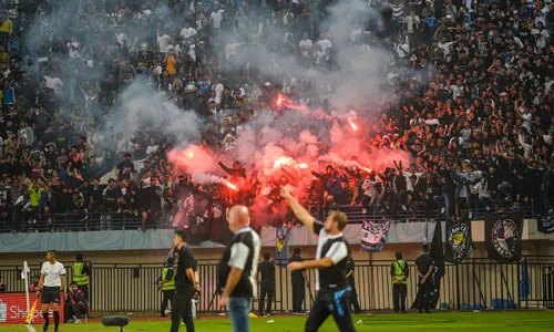 Laga Persib Vs Persija Diwarnai Kericuhan, Suporter Serang Steward & Nyalakan Flare