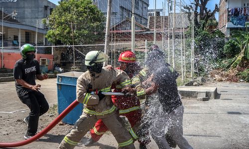 Simulasi Kebakaran, Damkar Solo Latihan Gunakan Armada Baru di Permukiman Padat