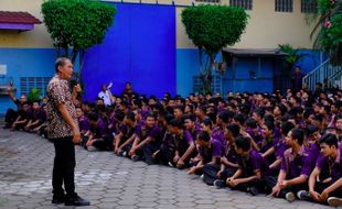 Pastikan Tak Ada Perundungan Siswa, Wali Kota Solo Jadi Guru Tamu di SMA/SMK