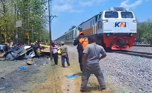 Truk Pengangkut Garam Tertabrak KA Argo Semeru di Ngawi, Dua Orang Kritis