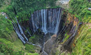 Potret Indahnya Wisata Air Terjun Tumpak Sewu di Pronojiwo Lumajang