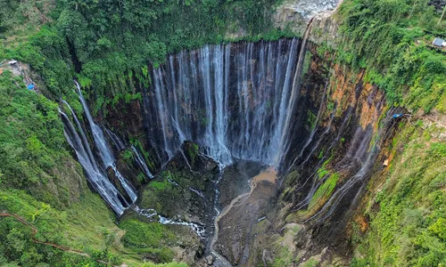 Potret Indahnya Wisata Air Terjun Tumpak Sewu di Pronojiwo Lumajang