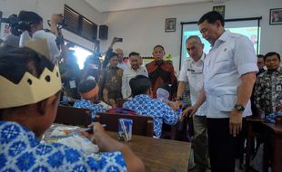 Wiranto Tinjau Uji Coba Makan Bergizi Gratis di SDN Kleco Solo