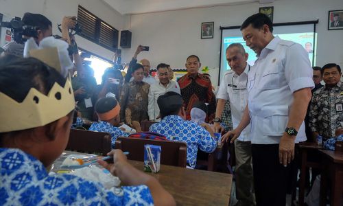 Wiranto Tinjau Uji Coba Makan Bergizi Gratis di SDN Kleco Solo