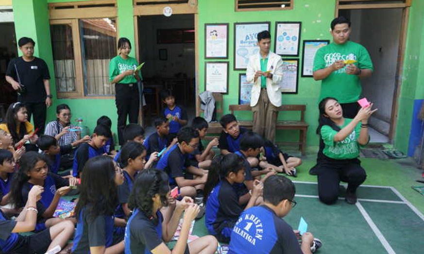 PGSD FKIP UKSW dan Starbucks Hadirkan Pembelajaran Fun di SD Kristen 1 Salatiga