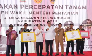 Kunker di Klaten, Wamentan Serahkan Bantuan Alsintan untuk Petani