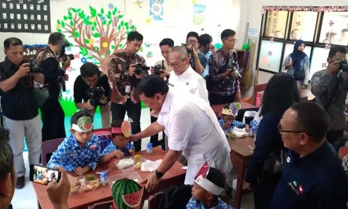 Tinjau Makan Bergizi Gratis di SDN 1 Kleco Solo, Ketua Wantimpres Sebut Perlu Kolaborasi