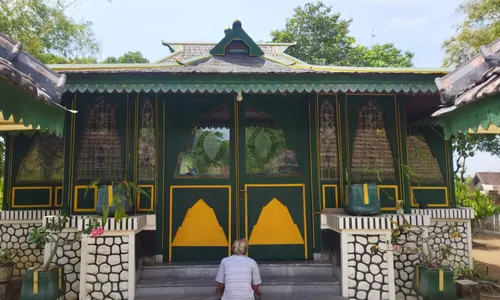 Jadi Objek Wisata Religi, Makam Astana Oetara Solo Punya Banyak Keunikan