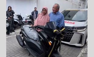 Sambut Harpelnas, Yamaha Antar NMax Turbo Pakai Mobil Mewah ke Rumah Konsumen