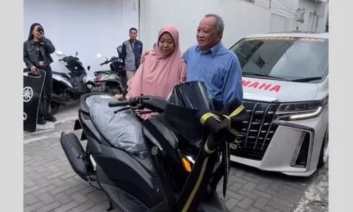 Sambut Harpelnas, Yamaha Antar NMax Turbo Pakai Mobil Mewah ke Rumah Konsumen