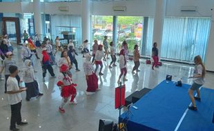 Komunitas Zumba Espos Senam Bareng Pakai Seragam Sekolah