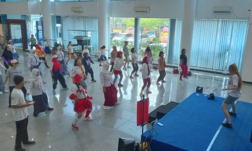 Komunitas Zumba Espos Senam Bareng Pakai Seragam Sekolah