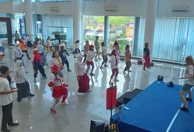 Komunitas Zumba Espos Senam Bareng Pakai Seragam Sekolah